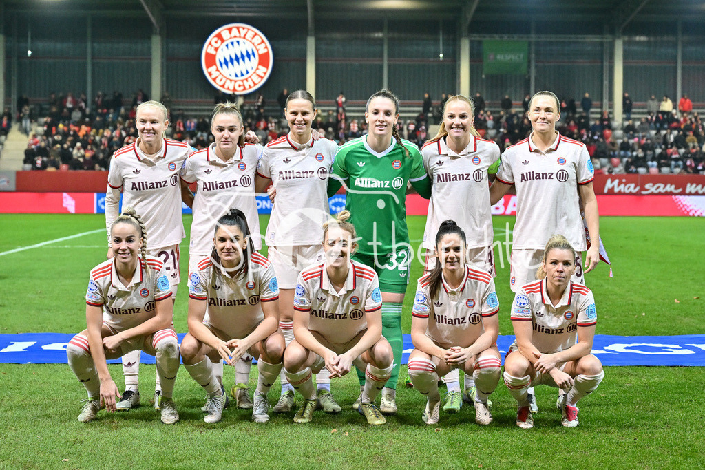 FC Bayern München Frauen - Juventus Turin Frauen | Das Team der FCB Frauen beim Heimspiel gegen Juventus / Mannschaftsfoto / Womens Champions League: FC Bayern Frauen - Juventus FC, FC Bayern Campus am 12.12.2024