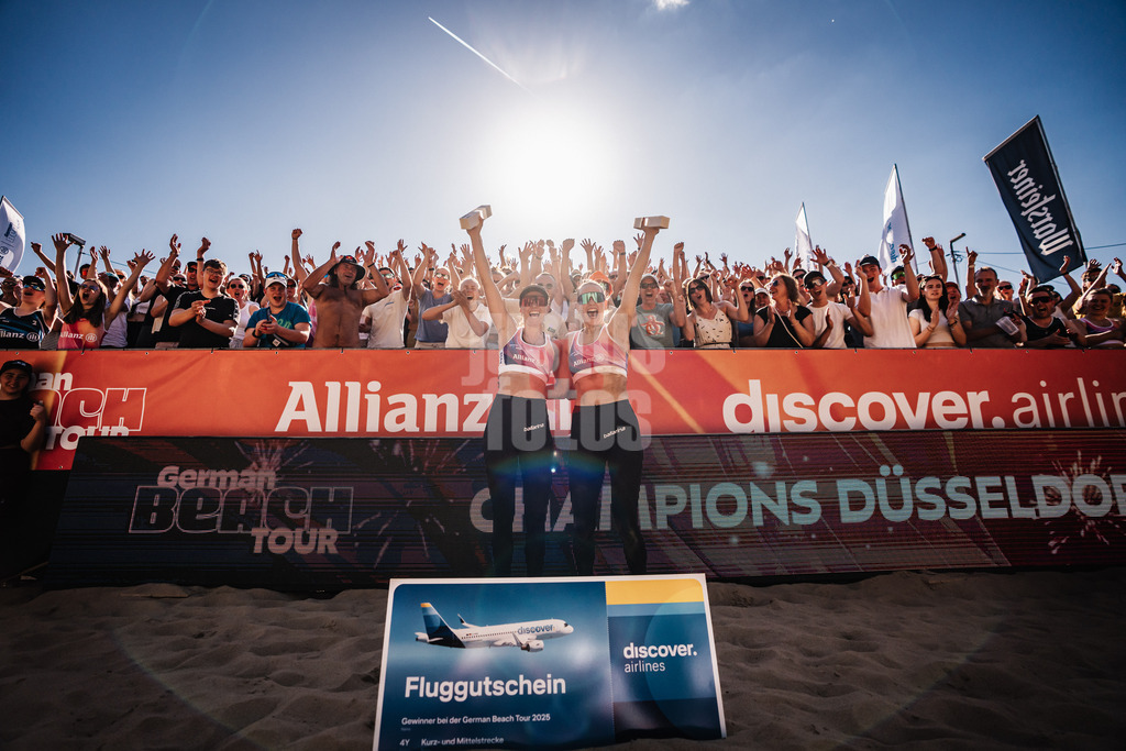Beachvolleyball | Frauen | Allianz German Beach Tour 2025 | Tourstop Düsseldorf | 11.05.2025 | v.l. Lisa Kotzan und Tabea Schwarz jubeln nach dem Turniersieg