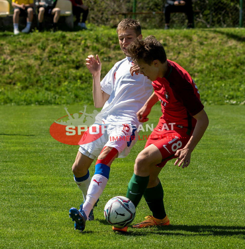 Portugal  U15 -Czech Republic U15 | JIRI ZIMA (Czech Republic #8) AFONSO PATRÃO (Portugal #18) ; Portugal  U15 -Czech Republic U15 am 29.04.2022 in Arnoldstein
(Sportplatz), AUSTRIA, (Photo by Ernst Krawagner sport-fan.at) - Realisiert mit Pictrs.com