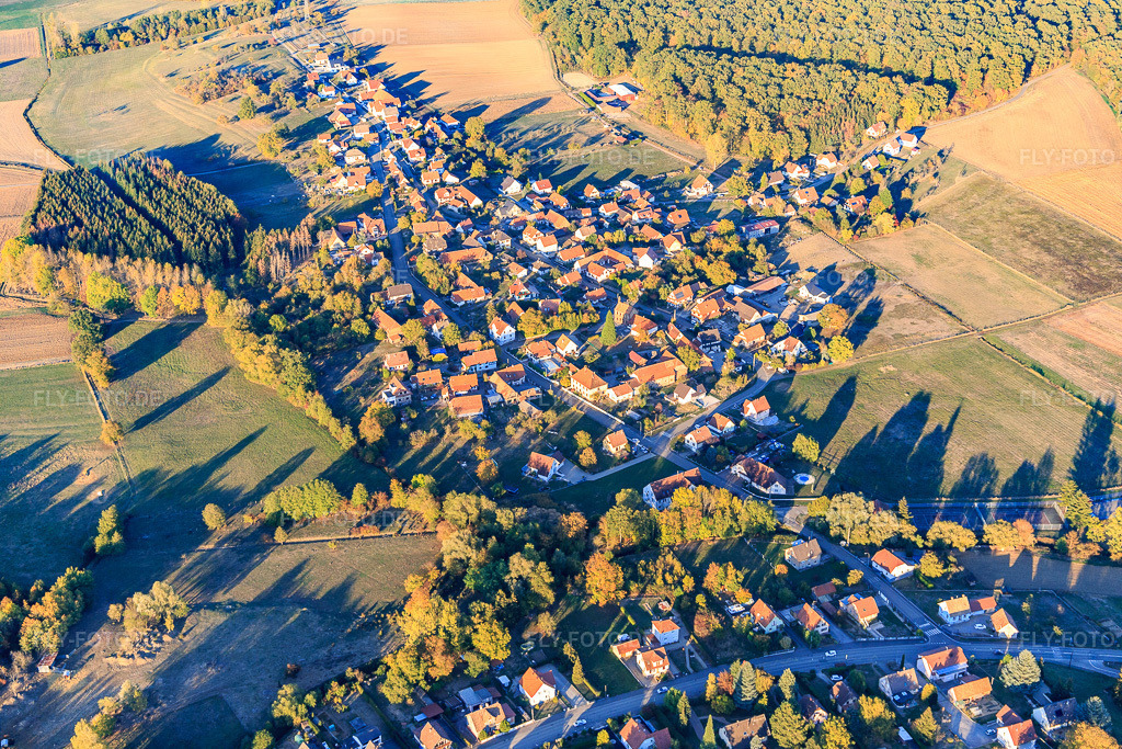 Luftbild: Ortsteil Oberkutzenhausen aus Süden in Kutzenhausen im Bundesland Bas-Rhin in Frankreich.Foto: IMG_112139.jpg vom 13.10.2018 durch Werner Riehm/FLY-FOTO.deAuflösung des Originals: 5472 x 3648 px