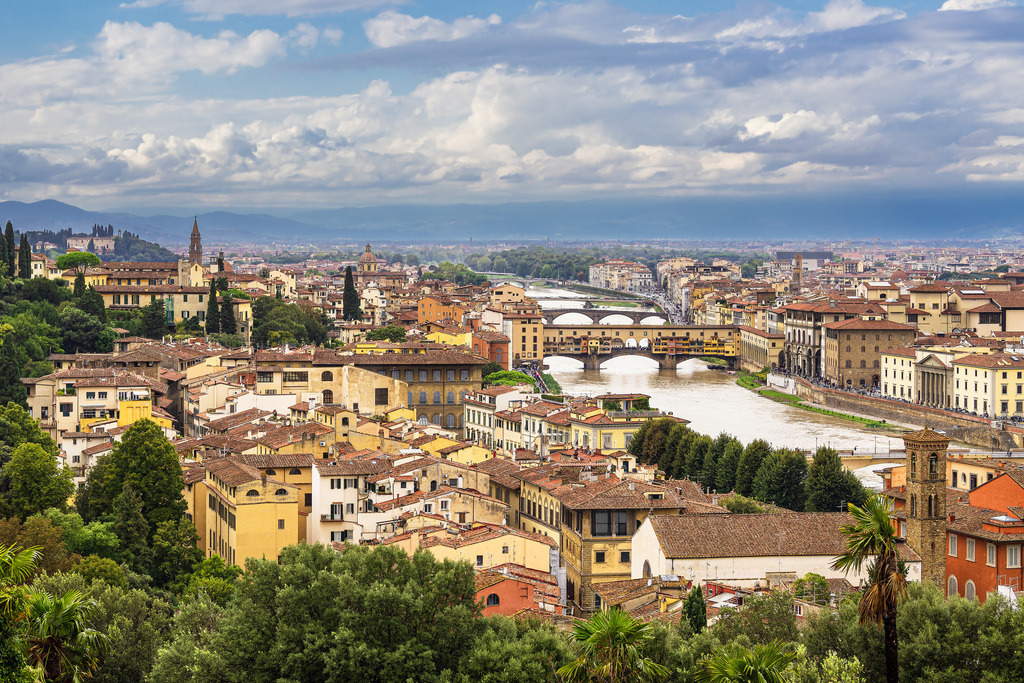 Blick auf die Brücke Ponte Vecchio in Florenz, Italien | Blick auf die Brücke Ponte Vecchio in Florenz, Italien.