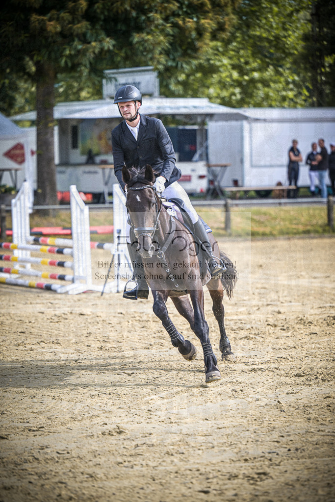 DOS_2055 | Entdecke hochwertige Reitturnierfotos von Foto Oger. Professionell, emotional und authentisch – jetzt Lieblingsmomente im Shop bestellen.Deutschlandweite Turnierfotografie. - Realisiert mit Pictrs.com