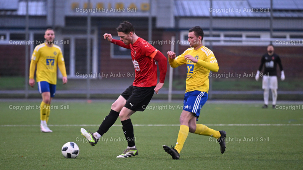 Osterrönfelder TSV vs SSG Rot-Schwarz Kiel | Felix Struck (OTSV #8) / Mika Rosenthal (Kiel #12)Fußball-Landesliga Schleswig Männer 2024/2025 / Osterrönfelder TSV vs SSG Rot-Schwarz Kiel / Kunstrasenplatz / Osterrönfeld / 07.12.24 - Realisiert mit Pictrs.com