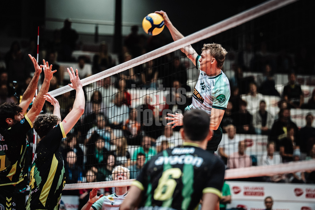 Volleyball | Herren | Saison 2025/2026 | Volleyball Ligacup | FT 1844 Freiburg vs. Helios GRIZZLYS Giesen | 12.10.2024 | Charles Figy (#14, FT 1844 Freiburg) beim Angriff