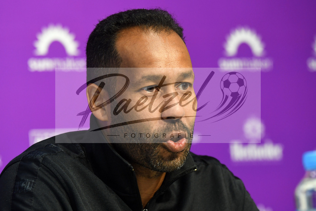 20200206_PKOSNA_0005 | Fußball, Herren: Trainer Daniel Thioune (VfL Osnabrueck) schaut waehrend der Pressekonferenz des VfL Osnabrueck im Stadion an der Bremer Bruecke am 06.02.2020 in Osnabrueck, Deutschland. - Realisiert mit Pictrs.com
