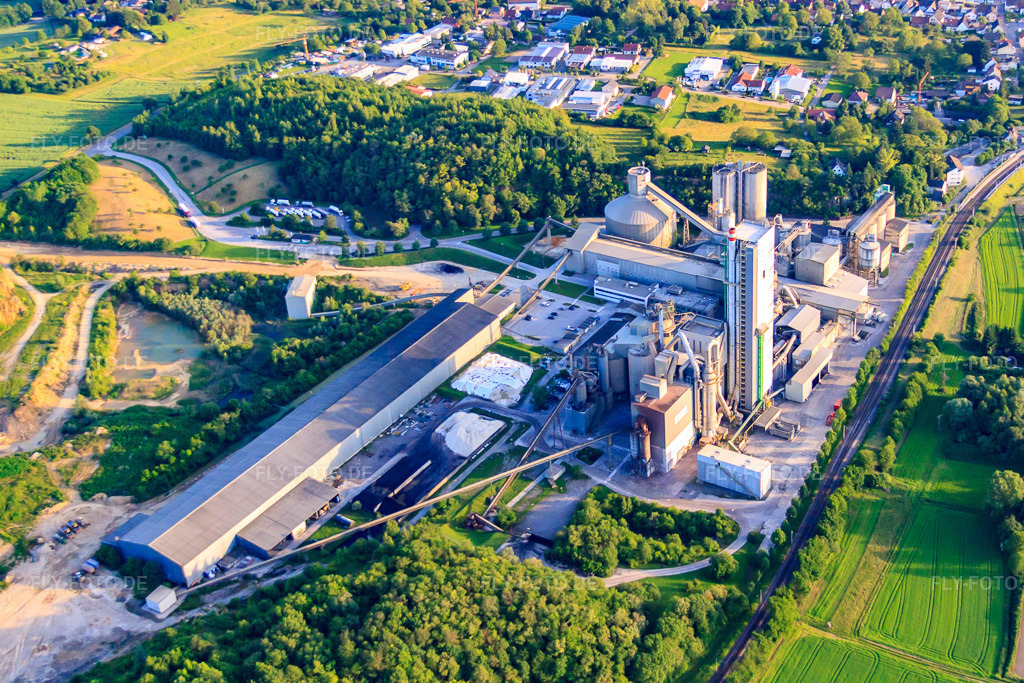 Luftbild: Zementwerk der OPTERRA Wössingen GmbH im Ortsteil Wössingen in Walzbachtal im Bundesland Baden-Württemberg in Deutschland. Foto: IMG_57846.jpg vom 14.06.2013 durch Werner Riehm/FLY-FOTO.deAuflösung des Originals: 4311 x 2874 pxWWW.OPTERRA-CRH.COM