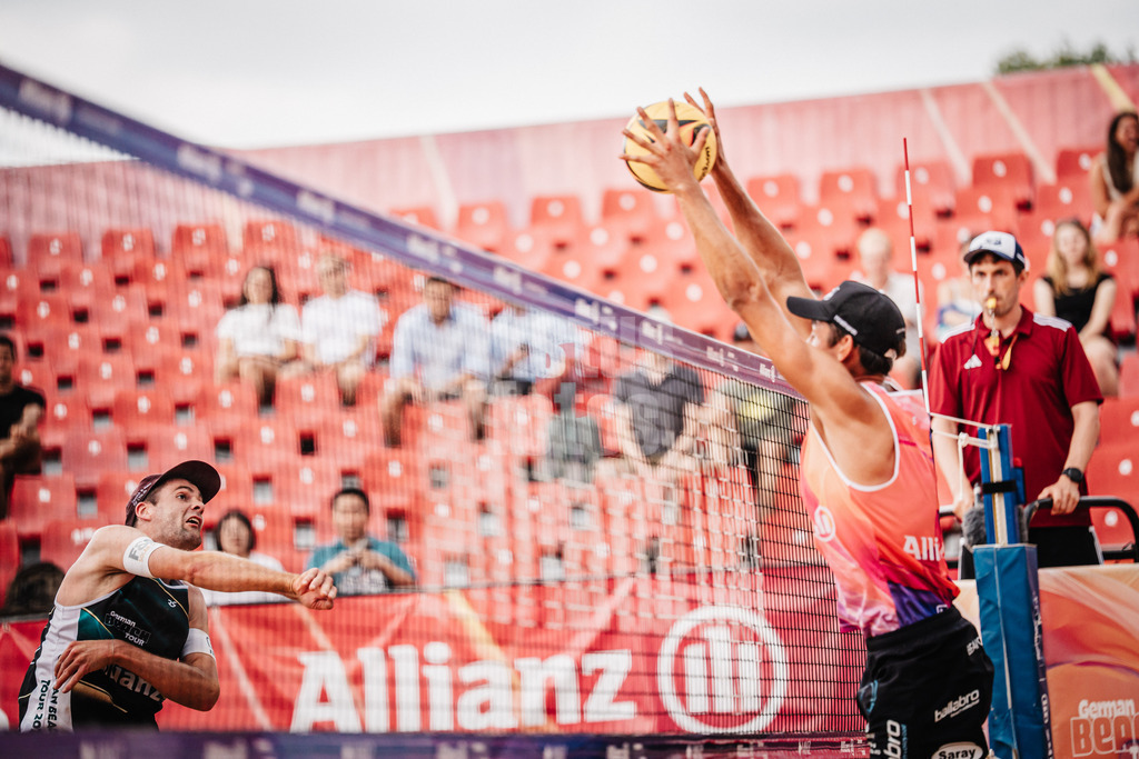 Beachvolleyball | München | Allianz German Beach Tour 2025 | Tourstop München | 03.07.2025 | v.l. Manuel Harms gegen Valentin Schneckenburger