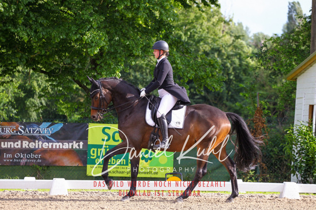 DKP41651 | Deine Turnierfotos vom Reitturnier online kaufen: Dressur, Springen & Siegerehrung. Professionelle Pferdefotografie aus dem Rheinland – als Download & Print.Alternative: Turnierfotograf für den Pferdesport: Finde deine Fotos von Dressur- und Springturnier
