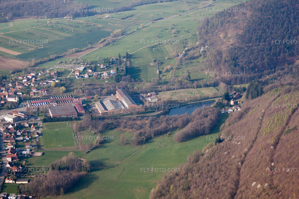 Aerial view: View of the town in Oberbronn in the state Bas-Rhin, France.Photo: IMG_63727.jpg taken on 03/30/2014 by Werner Riehm/FLY-FOTO.comResolution of the original: 4752 x 3168 px