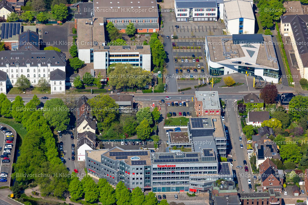 Luftbilder Moers-0544 | Luftaufnahme Verwaltungsgebäude des Finanzdienstleistungs- Unternehmens "Sparkasse am Niederrhein - Hauptgeschäftsstelle" am Ostring - Julius-Genner-Straße Schroeder-Straße in Moers - Realisiert mit Pictrs.com
