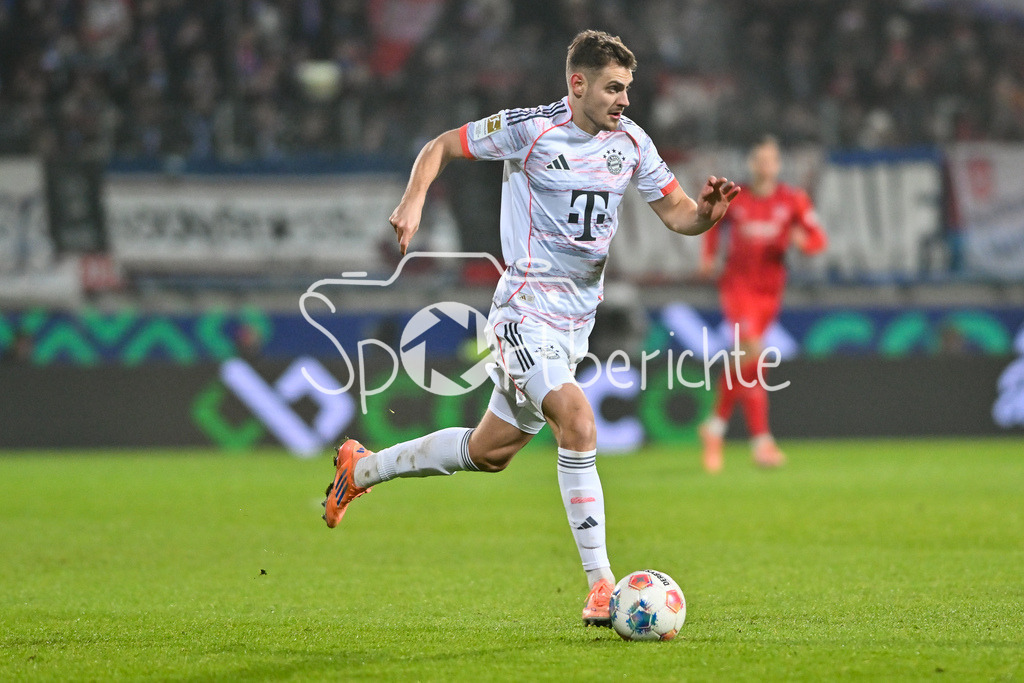 1. FC Heidenheim - FC Bayern München | HEIDENHEIM, GERMANY - 21. DECEMBER: am Ball Josip STANISIC (FC Bayern Munich 44) / Einzelfoto / Freisteller während dem Bundesligamatch zwischen dem 1. FC Heidenheim und dem FC Bayern München am 15. Spieltag in der Voith-Arena / DFL REGULATIONS PROHIBIT ANY USE OF PHOTOGRAPHS AS IMAGE SEQUENCES AND/OR QUASI-VIDEO
