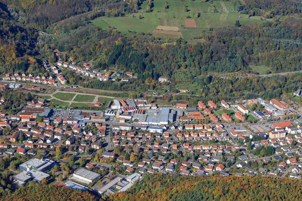 Luftbild: Landauer Straße mit STABILA Messgeräte in Annweiler am Trifels im Bundesland Rheinland-Pfalz in Deutschland. Foto: IMG_34620.jpg vom 26.10.2010 durch Werner Riehm/FLY-FOTO.deAuflösung des Originals: 4371 x 2914 pxWWW.STABILA.COM