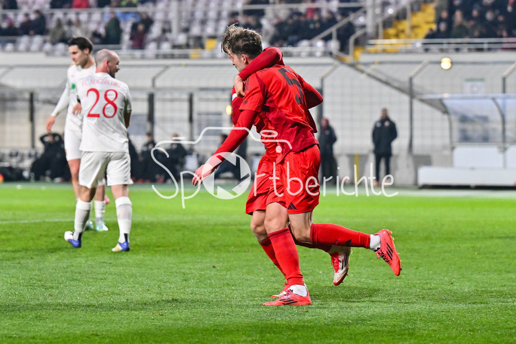FC Bayern Amateure - FC Augsburg II | Jubel der kleinen Bayern nach dem Treffer zum 1-1 durch Gabriel MARUSIC (FC Bayern München II #5) / Tor / Torschuetze / Freude / Happy / Regionalliga Bayern: FC Bayern Muenchen II - FC Augsburg II, Gruenwalder Stadion am 14.03.2025