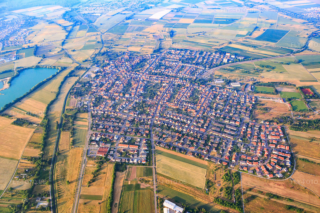 Luftbild: Ortsansicht aus Norden im Ortsteil Spöck in Stutensee im Bundesland Baden-Württemberg in Deutschland. Foto: IMG_080441.jpg vom 12.06.2015 durch Werner Riehm/FLY-FOTO.de