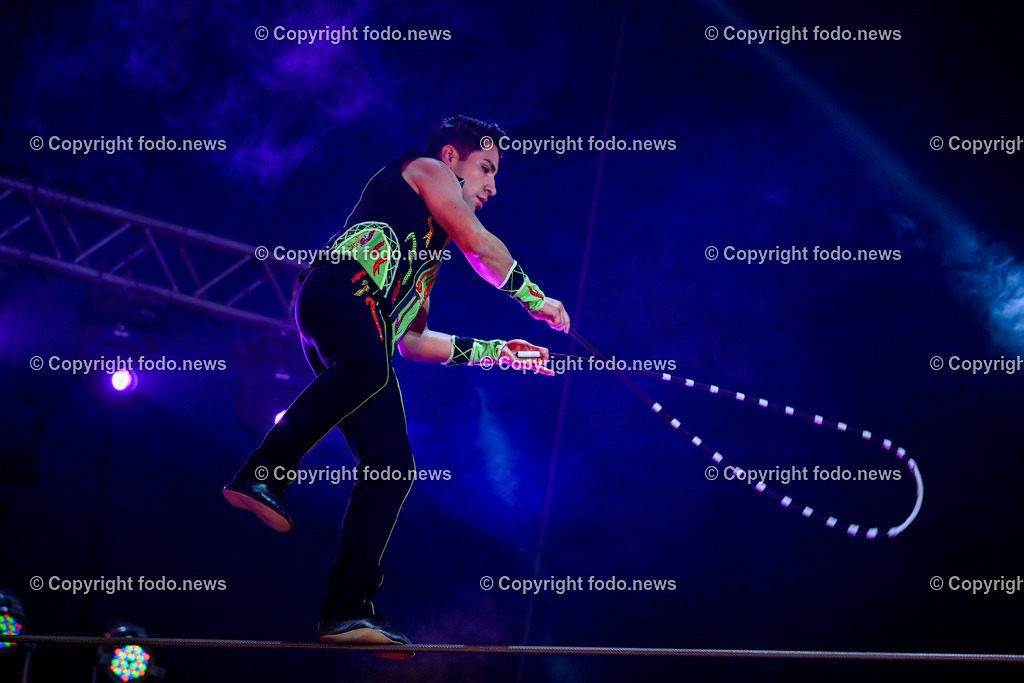 Zirkus Louis Knie_ 17.02.2024-10 | 17.02.2024, Linz, AUT, Circus Louis Knie 2024, im Bild Circus, Zirkus, Zelt, Artisten, Kuenstler, Trapez, Show, Clown, Zuschauer, Hunde, Ponys, Licht, Musik, Akrobaten, Akrobatik, Luftakrobatik