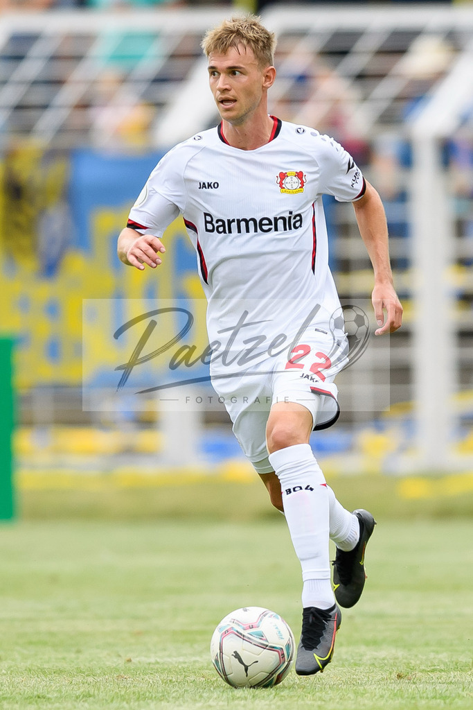 LLELEV20210807_164 | Fussball, Herren: Daley Sinkgraven (Bayer 04 Leverkusen) in Aktion, am Ball, Einzelaktion beim Spiel der 1. Runde im DFB-Pokal zwischen 1. FC Lokomotive Leipzig und Bayer 04 Leverkusen im Bruno-Plache-Stadion am 07.08.2021 in Leipzig, Deutschland.DFB / DFL REGULATIONS PROHIBIT ANY USE OF PHOTOGRAPHS AS IMAGE SEQUENCES AND/OR QUASI-VIDEO. - Realisiert mit Pictrs.com