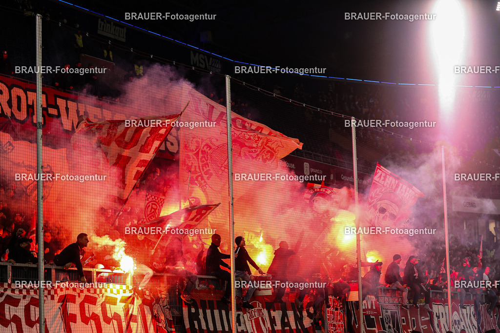 MSV Duisburg - Rot-Weiss Essen  | Duisburg, Deutschland, 26.10.2025 Fans von Rot-Weiss Essen zünden Pyro im Fanblock  während des 3.Liga Spiels zwischen MSV Duisburg und Rot-Weiss Essen in der Schauinsland-Reisen-Arena am 26.10.2025 in Duisburg (Foto von Timo Bluhmki-Schmidt/ Brauer Fotoagentur