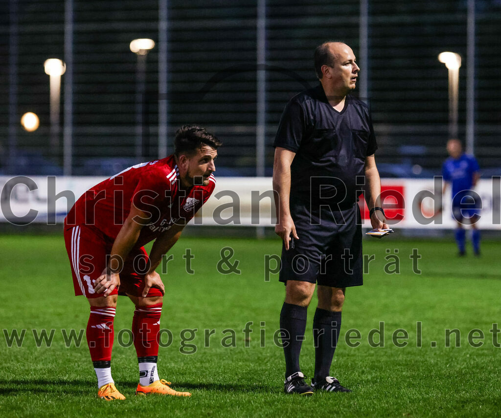 2023-08-01_063_FC_Finsing_gegen_SpVgg_Altenerding | Finsing, Deutschland, 01.08.2023:
Fußball, TOTO Pokal 2023 / 2024, 1. Spieltag, FC Finsing gegen SpVgg Altenerding, Endergebnis: 0:5

Michael Greiner (FC Finsing, #13), Schiedsrichter Florian Felkel

Foto: Christian Riedel / fotografie-riedel.net