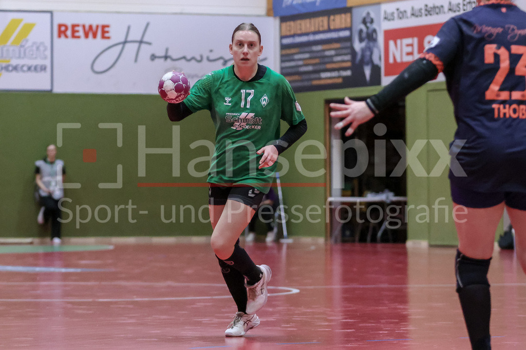 Handball, 2. Bundesliga Frauen, SV Werder Bremen - 1. FSV Mainz 05 | v.li.: Meike Becker (SV Werder Bremen, 17) am Ball, Spielszene, Aktion, Action