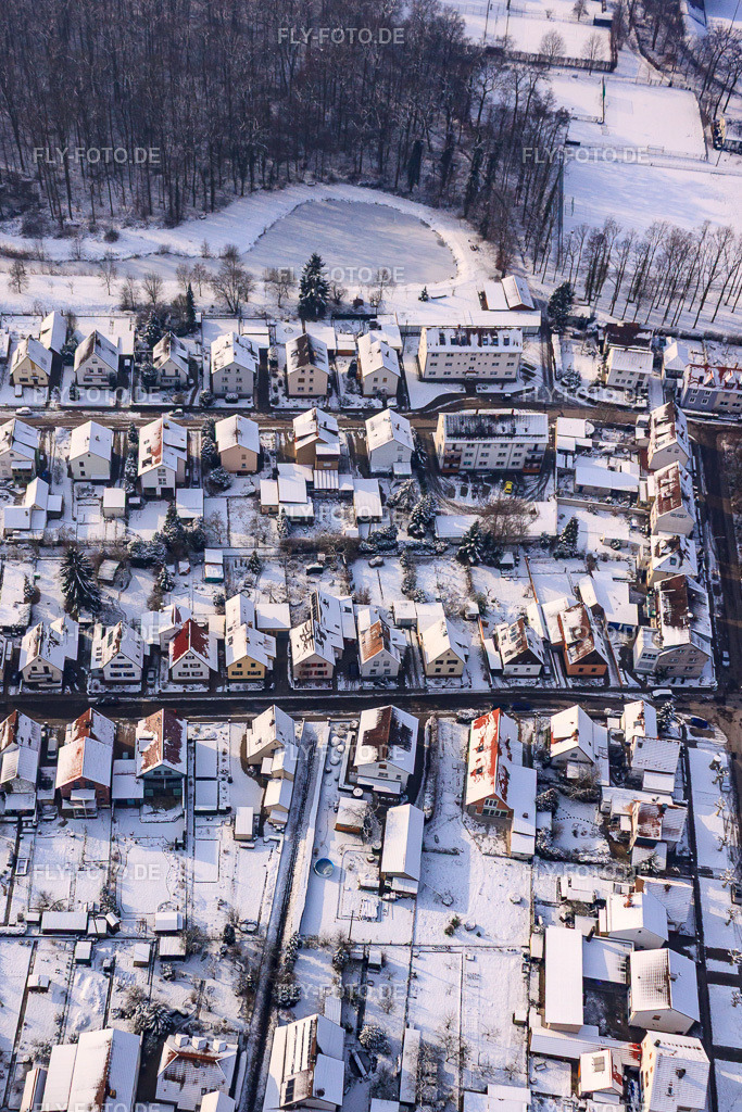 Waldstraße in der Siedlung Gartenstadt im Winter bei Schnee | Luftbild: Waldstraße in der Siedlung Gartenstadt im Winter bei Schnee in Kandel im Bundesland Rheinland-Pfalz in Deutschland. Foto: IMG_24095.jpg vom 27.01.2010 durch Werner Riehm/FLY-FOTO.de - Realisiert mit Pictrs.com