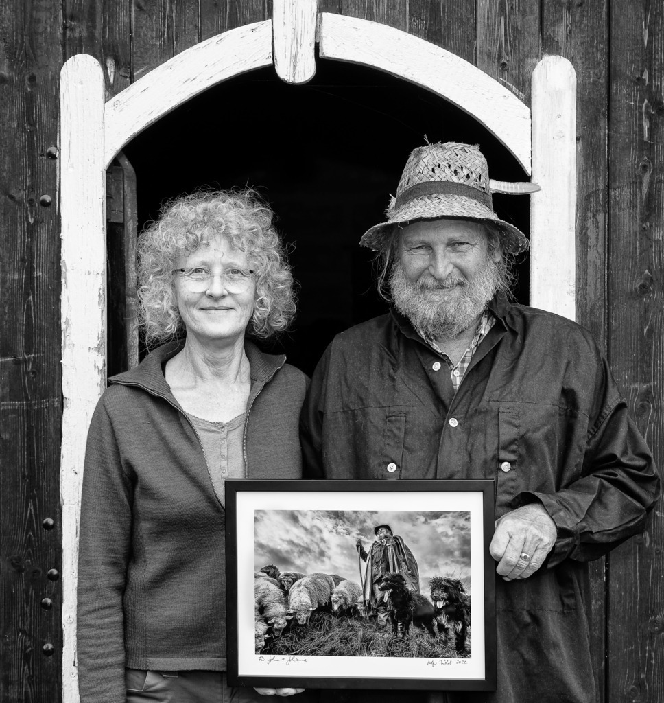 wanderschaefereien-schleswig-holstein-054 | Abschiedsfoto: John Kimmel und seine Frau Johanna vor ihrem Hof in Krummenort. Der 31. Juli 2022 war sein letzter Arbeitstag in seiner Wanderschäferei »Transhumanz«, die er seit 2004 mit seiner Frau und Tochter Käthe in Krummenort nördlich von Rendsburg geleitet hat. - Realisiert mit Pictrs.com