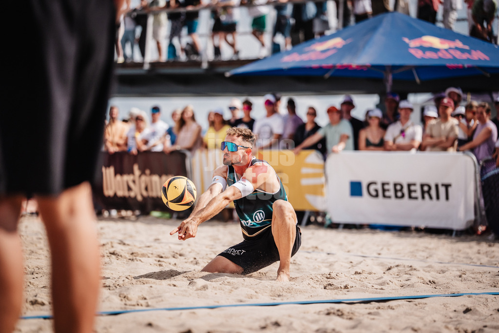 Beachvolleyball | Männer | Deutsche Meisterschaften 2025 Timmendorfer Strand | 04.09.2025 | Jonas Sagstetter nimmt den Ball an