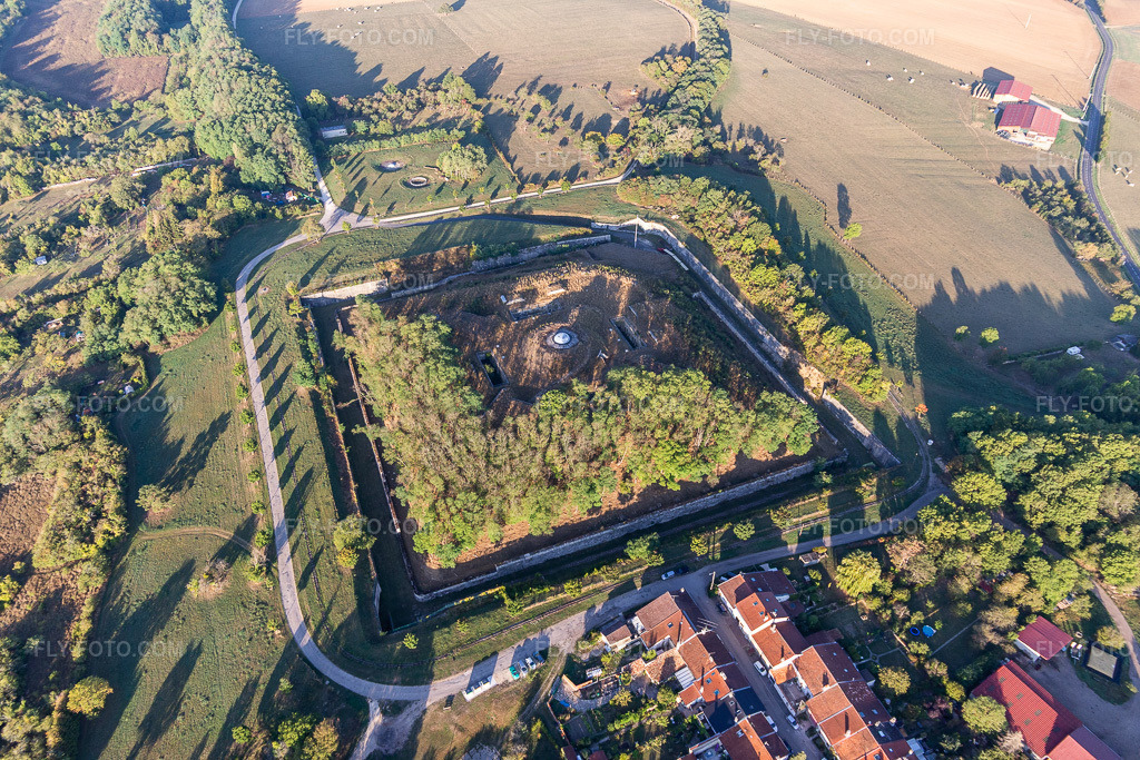 Aerial view: Citadel in Villey-le-Sec in the state Meurthe et Moselle, France. – Photo: IMG_118099.jpg taken on 09/15/2019 by Werner Riehm/FLY-FOTO.com – Resolution of the original: 5472 x 3648 px