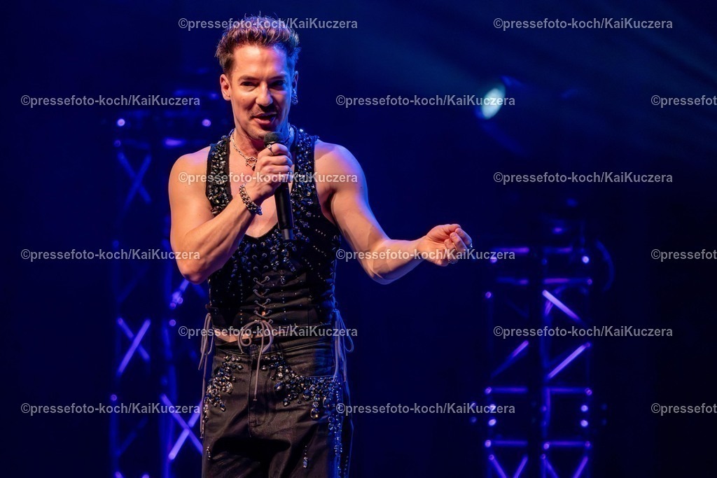 xKKU1502250101014 | 15.02.2025, xkkux, Düsseldorf, Entertainer Nico Stank - performt bei seinem Bühnenprogramm Akte Ex in der Mitsubishi Electric HALLE. 