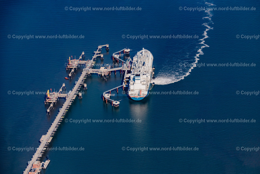 Wilhelmshaven_Höegh_Esperanza_Lng_Schiff_ELS_5476050923 | WANGERLAND 05.09.2023 Wasserbrücke mit Leitungssystemen des LNG Erdgas und Flüssiggas- Terminal und Entladekai beim Entladen der " Höegh Esperanza " einem LNG-Speicher- und Verdampfungs-Schiff in Hooksiel im Bundesland Niedersachsen, Deutschland. Weiterführende Informationen bei: Höegh LNG AS,  Uniper Anlagenservice GmbH,  Uniper SE. // Water bridge with line systems of the LNG natural gas and liquid gas terminal and unloading dock when unloading the "Hoeegh Esperanza" an LNG storage and evaporation ship in Hooksiel in the state Lower Saxony, Germany. Further information at: Hoeegh LNG AS,  Uniper Anlagenservice GmbH,  Uniper SE. Foto: Martin Elsen