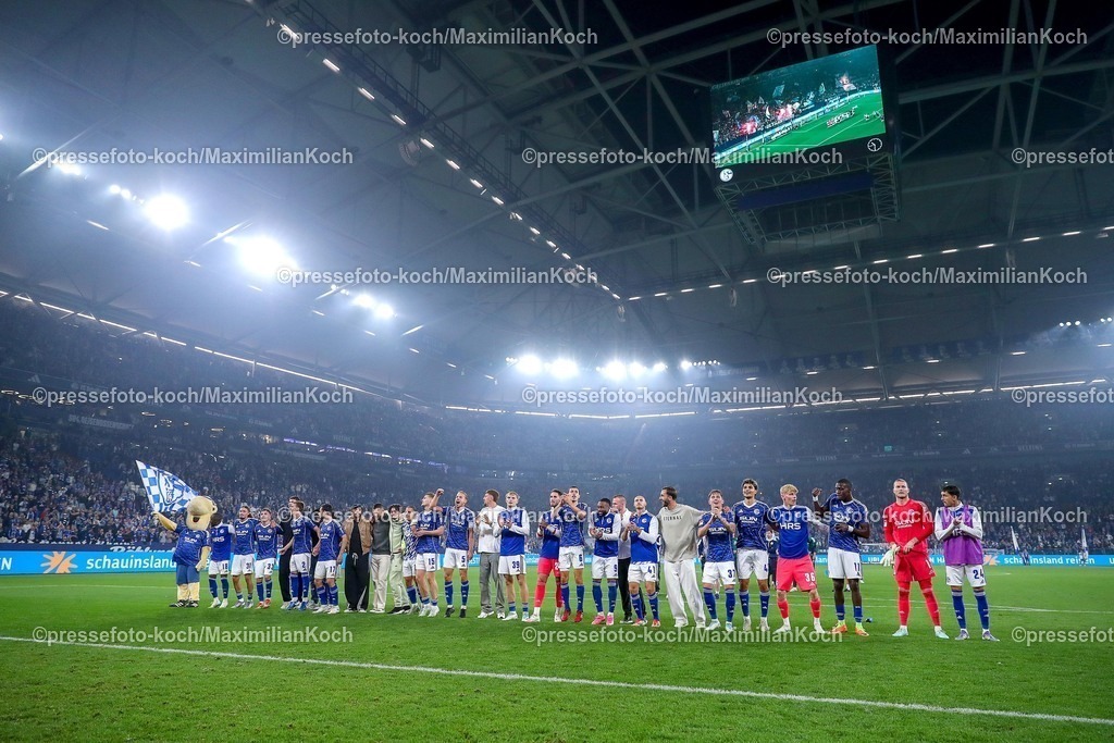 S0401082501148 | 01.08.2025, Fußball, FC Schalke 04 - Hertha BSC, 1.Spieltag, 2. Fußball Bundesliga, Veltins-Arena Gelsenkirchen, Saison 2025 2026: Abschlussjubel nach dem 2:1 Sieg für Schalke. Die Mannschaft steht Arm in Arm zusammen auf dem Spielfeld und jubelt den Fans auf der Nordtribüne zu. DFB regulations prohibit any use of photographs as image sequences and or quasi-video.