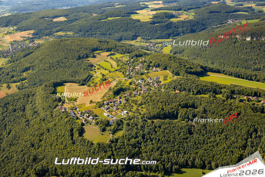 Das Luftbild zeigt : Hardt Gößweinstein - Die Luftaufnahme wurde 2024 vom UL-Flugzeug aus erstellt ( keine Drohne ) - Hochauflösende Luftaufnahme - Für grossformatige Ausdrucke geeignet. Die Geschenkidee !Mit Lizenz und Bildrechte bestellbar