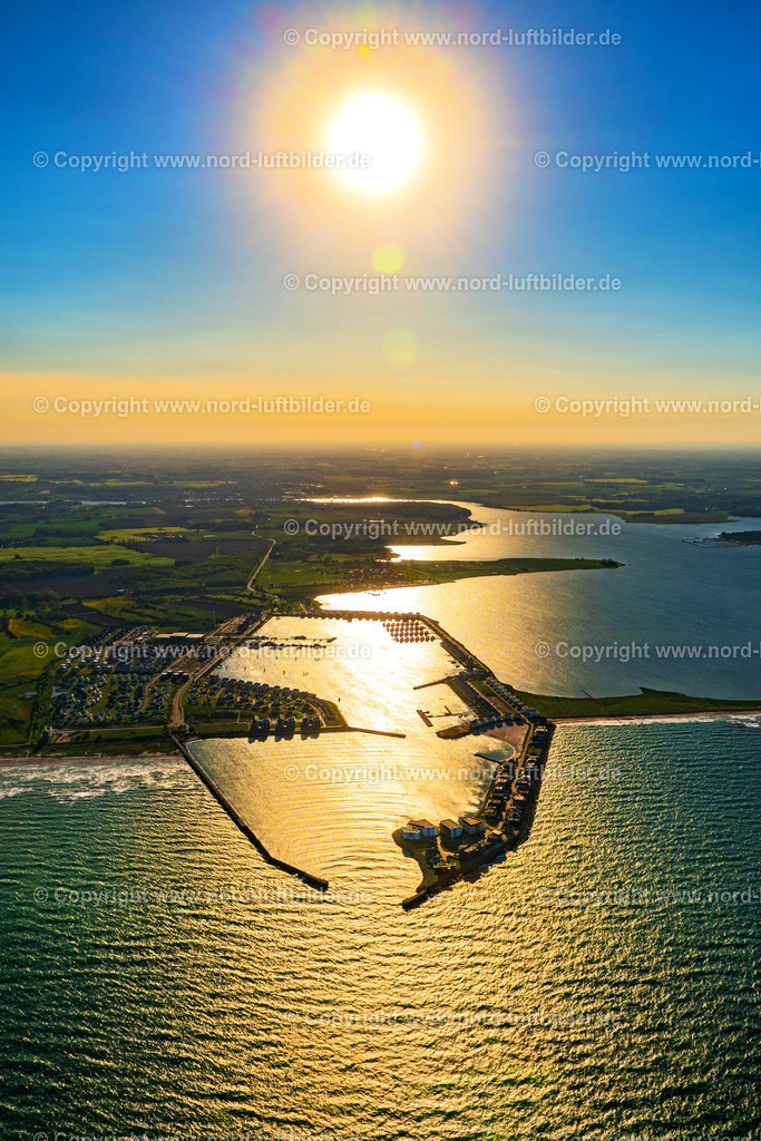 Olpenitz_Sonnenuntergang_ELS_2900170524 | KAPPELN 17.05.2024 Yachthafen mit Sportboot- Anlegestellen und Bootsliegeplätzen am Uferbereich der Ostsee in Kappeln im Bundesland Schleswig-Holstein, Deutschland. // Pleasure boat marina with docks and moorings on the shore area Ostsee in Kappeln in the state Schleswig-Holstein, Germany. Foto: Martin Elsen