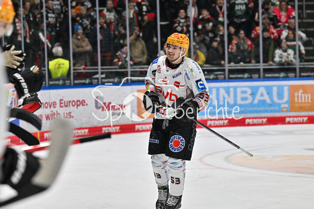 Augsburger Panther - Fischtown Pinguins | Jubel der Gaeste nach dem Treffer zum 0-5 durch Maxim RAUSCH (Fischtown Pinguins 53) / Freude / Happy / tor / torschuetze / DEL: Augsburger Panther - Fischtown Pinguins, Curt Frenzel Stadion am 08.01.2025
