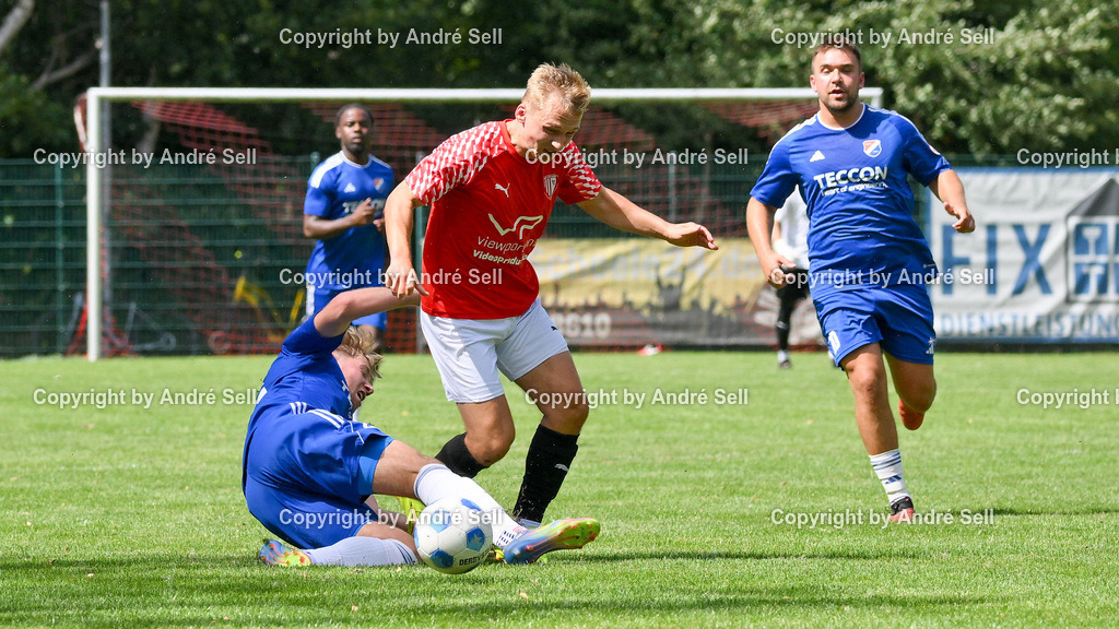 SSG Rot-Schwarz Kiel vs SpVg Eidertal Molfsee | Tim Kannenberg (Kiel #2) vs Sören Schnoor (Molfsee #25) &amp; Kristof Koop (Molfsee #10) / Fußball-Landesliga Schleswig Männer 2026/2027 / SSG Rot-Schwarz Kiel vs SpVg Eidertal Molfsee / Sportplatz Meimersdorf / Kiel / 09.08.26 - Realisiert mit Pictrs.com