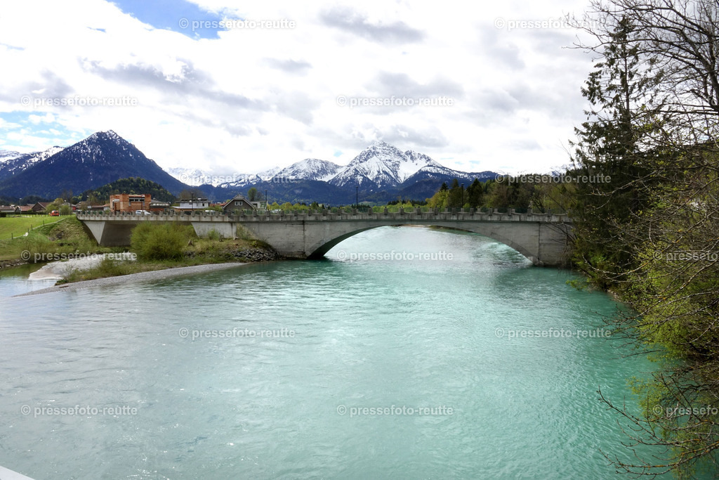 welltvi-Lechbruecke_Strasse-Pflach-09052019-DSD01132 | Info aus dem Bezirk Reutte/Ausserfern Tirol sowie eine umfangreiche Bilddatenbank über die gesamte Region: Lechtal, Talkessel Reutte, Tannheimertal, Zwischentoren. Lech, Plansee, Zugspitze, Grenztunnel, B179, Fernpassstraße, Verkehr, Lawinen, Tradition, - Realisiert mit Pictrs.com