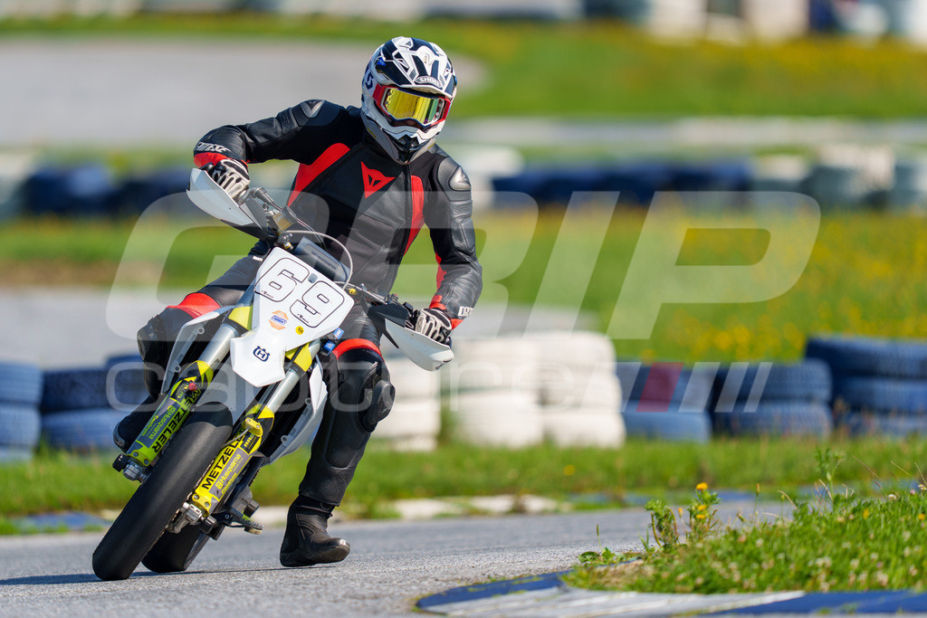 SuperMoto_Staatsmeisterschaft_Greinbach_169 | GRIPcapture steht für authentische Sportfotografie in Österreich – für Momente, die mehr sind als Geschwindigkeit oder Ergebnis. Es geht um Emotion, Spannung, Fokus und den Augenblick, der oft nur einen Wimpernschlag dauert.Ob Motorsport, Teamsport oder 