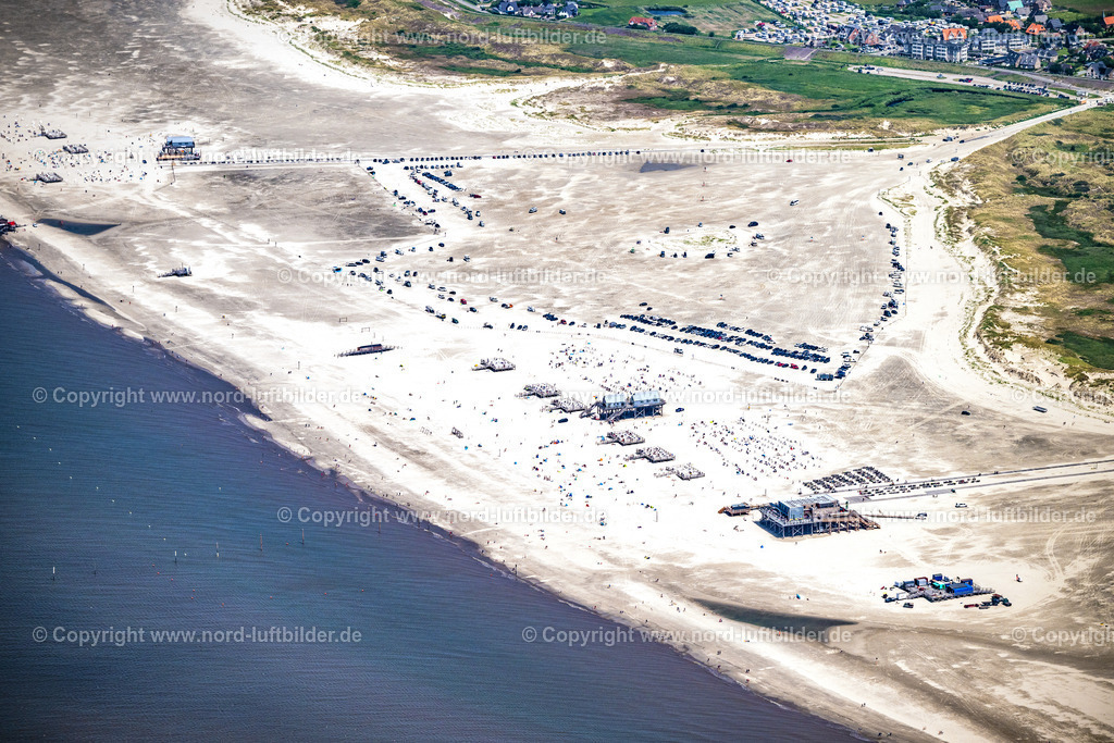 St.Peter-Ording_Strand_SPO_ELS_3936130625 | SANKT PETER-ORDING 13.06.2025 Küsten- Landschaft am Sandstrand der Badestelle Ording Nord im Ortsteil St. Peter-Ording in Sankt Peter-Ording im Bundesland Schleswig-Holstein, Deutschland. Am Strand vor St. Peter- Ording ist in den Monaten März bis Ende Oktober das Strand- Parken gegen Gebühr erlaubt. Strandparkplatz am Weststrand. // Coastal landscape on the sandy beach of the bathing area Ording Nord in the district St Peter-Ording in Sankt Peter-Ording in the state Schleswig-Holstein, Germany. Foto: Martin Elsen