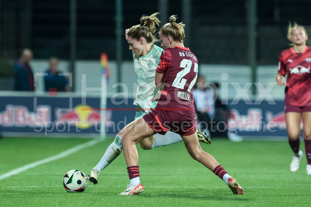 Fussball, Google Pixel Frauen-Bundesliga, RB Leipzig - SV Werder Bremen | v.li.: Reena Wichmann (SV Werder Bremen, 6) und Marlene Müller (RB Leipzig, 27) im Zweikampf, Duell, Dynamik, Aktion, Action, Spielszene, DIE DFB-RICHTLINIEN UNTERSAGEN JEGLICHE NUTZUNG VON FOTOS ALS SEQUENZBILDER UND/ODER VIDEOÄHNLICHE FOTOSTRECKEN. DFB REGULATIONS PROHIBIT ANY USE OF PHOTOGRAPHS AS IMAGE SEQUENCES AND/OR QUASI-VIDEO.