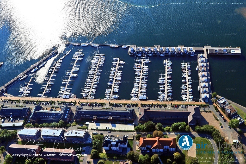 Luftbild Marina Flensburg Sonwik - Zudem findet jährlich die „Rumregatta“ am Wochenende nach Himmelfahrt statt | Zudem findet jährlich die „Rumregatta“ am Wochenende nach Himmelfahrt statt, ein familiärer Treffpunkt historischer Schiffe und segelnder Berufsfahrzeuge. Die Ansteuerung der Marina ist zu jeder Tageszeit problemlos möglich, wobei aus Nord kommend das Fahrwasser bis zur Tonne 15 genommen und dann mit Kurs Südost zur Hafeneinfahrt gefahren wird.
