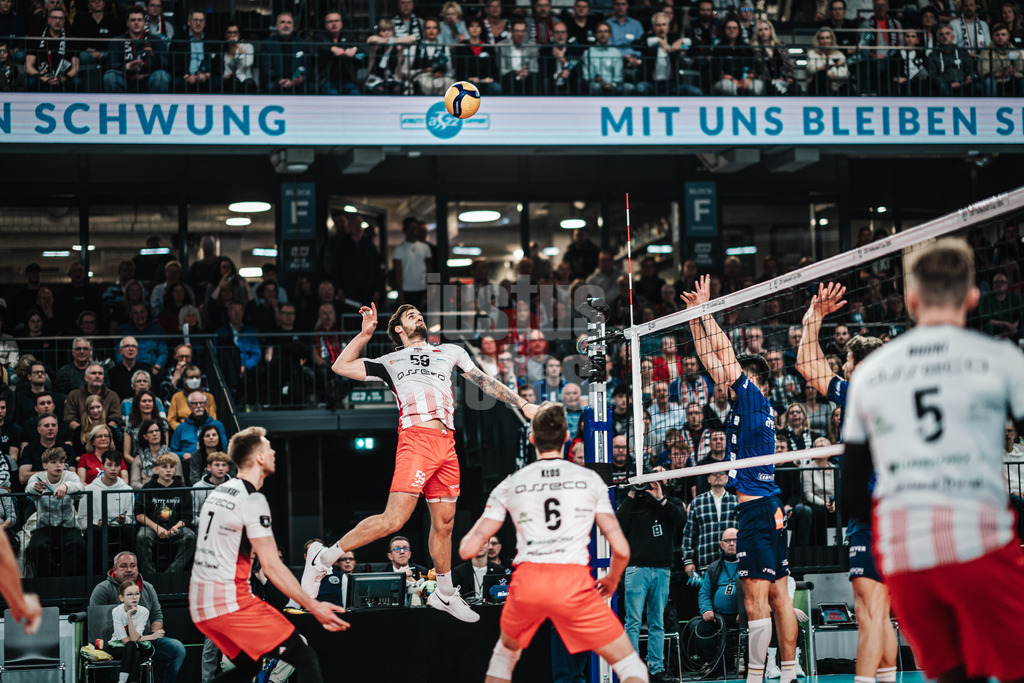 Volleyball | Herren | Saison 2023/2024 | CEV Volleyball Cup 2024 Finale | SVG Lüneburg (GER) vs. Asseco Resovia Rzeszow (POL) | 12.03.2024 | Torey 'TJ' Defalco (#59, Asseco Resovia Rzeszow) beim Angriff