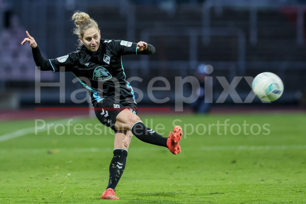 Fussball, DFB-Pokal Frauen, SC Fortuna Köln - SV Werder Bremen | v.li.: Saskia Matheis (SV Werder Bremen, 19) am Ball, Freisteller, Einzelbild, Ganzkörper, Aktion, Action, Spielszene, DIE DFB-RICHTLINIEN UNTERSAGEN JEGLICHE NUTZUNG VON FOTOS ALS SEQUENZBILDER UND/ODER VIDEOÄHNLICHE FOTOSTRECKEN. DFB REGULATIONS PROHIBIT ANY USE OF PHOTOGRAPHS AS IMAGE SEQUENCES AND/OR QUASI-VIDEO.