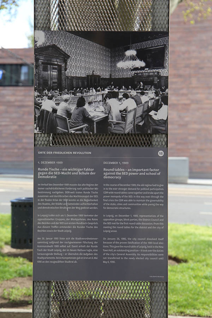 Foto: Leipzig - Orte der Friedlichen Revolution - Stelenprojekt - Stele Nr. 18 Runde Tische | Das Team hinter BILDLEXIKON LEIPZIG bündelt historische wie aktuelle Informationen über die Stadt Leipzig in Text und Bild auf einer Plattform und stellt diese der interessierten Öffentlichkeit zur Verfügung.