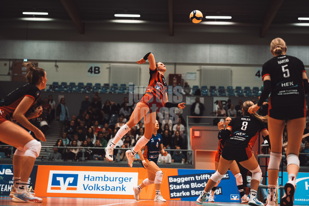 Volleyball | Frauen | Saison 2025/2026 | Volleyball Bundesliga | ETV Hamburger Volksbank Volleys vs. Dresdner SC | 15.11.2025 | Hannah Ammerman (#12, ETV Hamburger Volksbank Volleys) beim Angriff