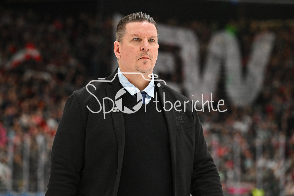 Augsburger Panther - Löwen Frankfurt | AUGSBURG, GERMANY - 16. JANUARY: im Bild Tom POKEL Headcoach Löwen Frankfurt / Einzelfoto / Freisteller mit hängendem Kopf nach dem Match zwischen den Augsburger Panthern und den Löwen Frankfurt am 40. Spieltag der penny DEL im Curt Frenzel Stadion