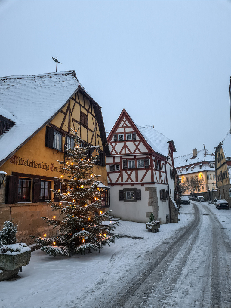 20221214_162545 | Rothenburg ob der Tauber. Nur hier gibt es Exklusive und passend zur Jahreszeit Ihr Wandbild, T-Shirt, Tasse und alles was das Rothenburg Herz begehrt. - Realisiert mit Pictrs.com