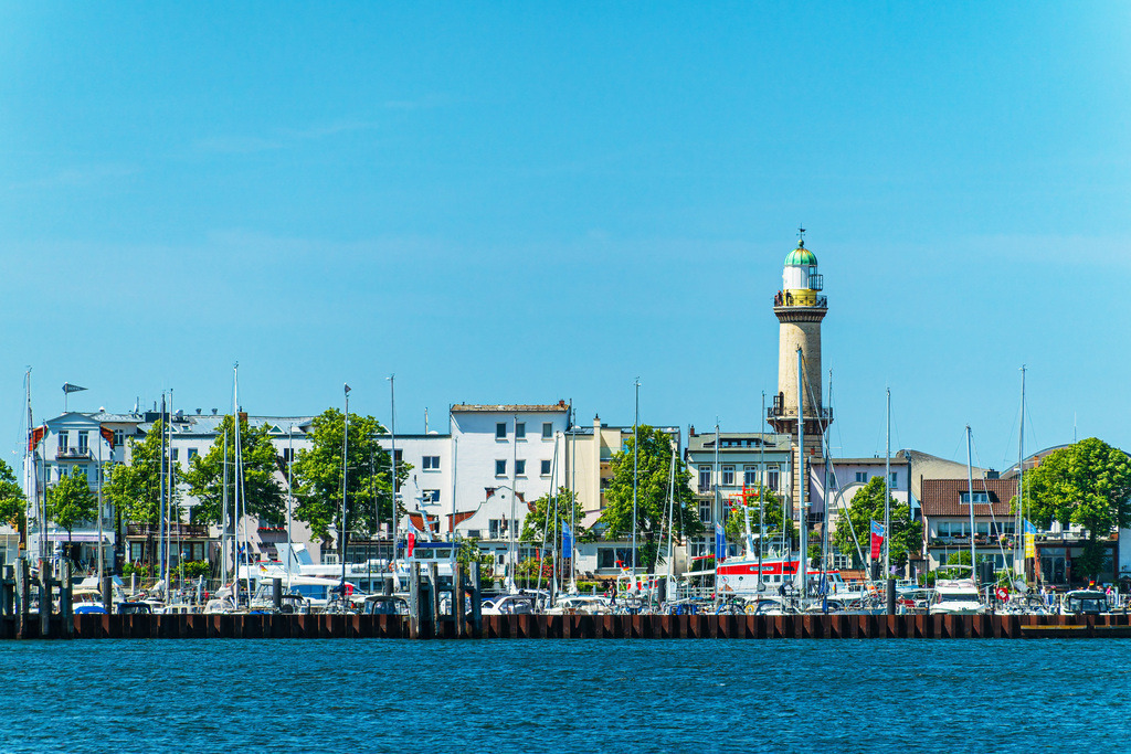 Blick über den Neuen Strom auf Warnemünde mit Leuchtturm | Blick über den Neuen Strom auf Warnemünde mit Leuchtturm.