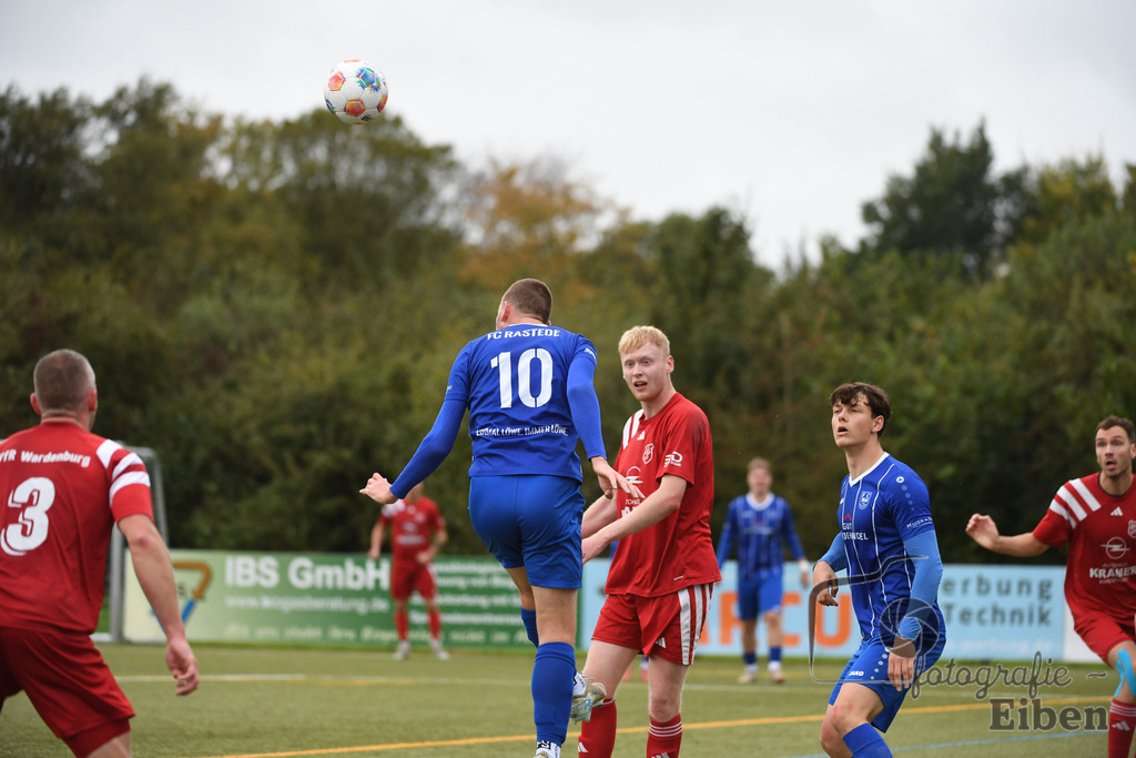 FC Rastede-VfR Wardenburg | Herren Bezirksliga 2; FC Rastede (blau)-VfR Wardenburg (rot) am 05.10.2025 in Rastede (Köttersweg), Photo: Philip Eiben 2025 - Realisiert mit Pictrs.com