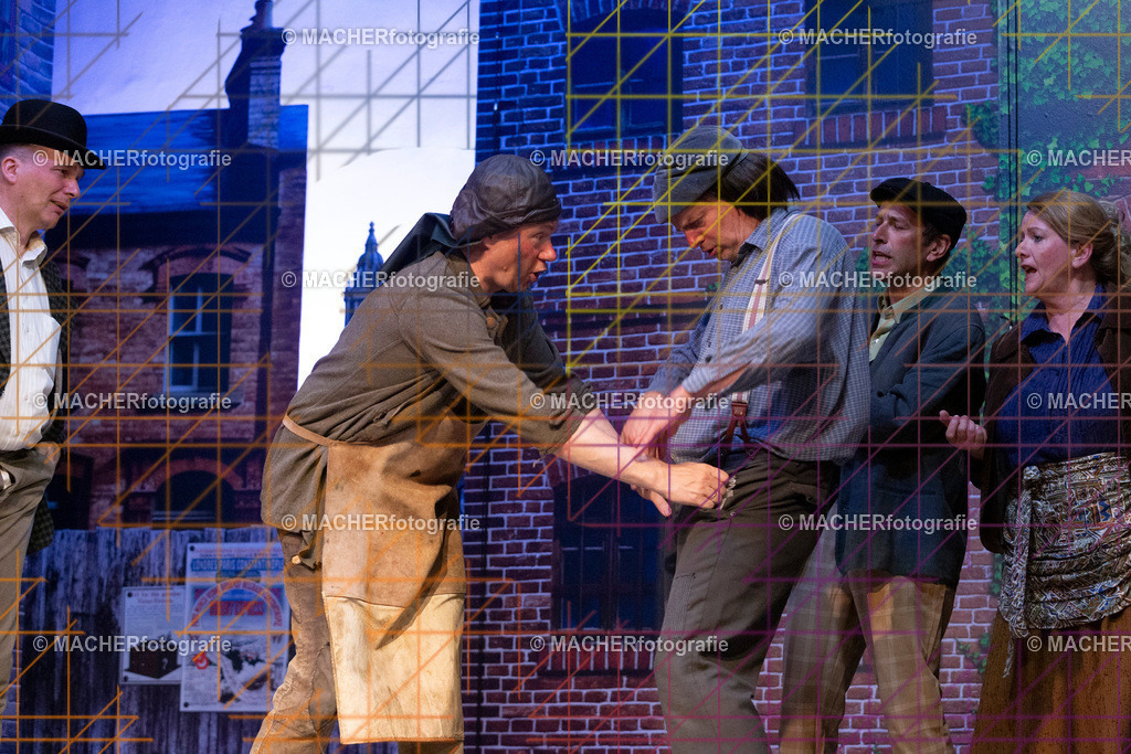 165_MFL-2025 | Portraitbilder von Regisseur; Darsteller; Techniker; Maske; Kostüme; Chor; Musiker; Bilderserie der Generalprobe und der Premierenvorstellung, Szenenbilder; Ausdrucksstudien; Bühnenüberblick; Bühnenkulissen; Pressefotos inkl. Redaktionsfoto Darstellergruppe.