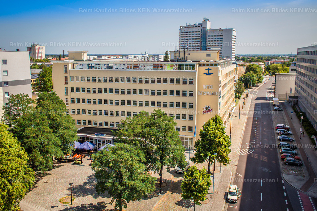 27_Magdeburg Moderne Lehmann_8784 | Das Hotel Ratswaage am Ratswaageplatz gehört zu den bedeutendsten Bauwerken der Magdeburger Moderne. Das markante Gebäude entstand 1932/33 nach den Plänen des Architekten Carl Krayl als erstes Gewerkschaftshaus des Allgemeinen Deutschen Gewerkschaftsbundes (ADGB) in Magdeburg. Mit seiner klar gegliederten Fassade, den großen Fensterflächen und der sachlichen Formensprache zählt es zu den wichtigsten Beispielen des Neuen Bauens in der Magdeburger Innenstadt.Carl Krayl gehörte gemeinsam mit Bruno Taut zu den prägenden Architekten der Stadt. Unter Oberbürgermeister Hermann Beims entwickelte sich Magdeburg in den 1920er- und frühen 1930er-Jahren zu einem Zentrum moderner Architektur und des sozialen Bauens. Das ehemalige Gewerkschaftshaus spiegelte diesen Aufbruch eindrucksvoll wider und galt schon damals als Symbol einer funktionalen, zeitgemäßen Bauweise.Nach schweren Zerstörungen im Zweiten Weltkrieg wurde das Gebäude wieder aufgebaut und diente in der DDR als **Gewerkschaftshotel**. Seit den 1990er-Jahren wird es als modernes Vier-Sterne-Hotel genutzt. Bis heute prägt das Bauwerk den Ratswaageplatz und erinnert daran, wie eng die Geschichte der Magdeburger Moderne mit den Namen **Hermann Beims**, **Bruno Taut** und **Carl Krayl** verbunden ist. - Realisiert mit Pictrs.com