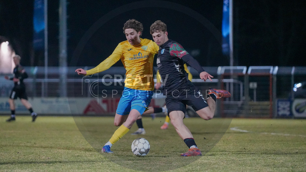 Fußball, Herren, Saison 2025/2026, Regionalliga Nordost, 20. Spieltag, FSV 63 Luckenwalde vs. 1.FC Magdeburg II, Mittwoch 04.03.2026, Werner-Seelenbinder-Stadion Luckenwalde, | Fußball, Herren, Saison 2025/2026, Regionalliga Nordost, 20. Spieltag, FSV 63 Luckenwalde vs. 1.FC Magdeburg II, Mittwoch 04.03.2026, Werner-Seelenbinder-Stadion Luckenwalde, Im Bild: Sofiene Jannene (l. Luckenwalde) und Joonas Frenzel (r. Magdeburg) - Realisiert mit Pictrs.com